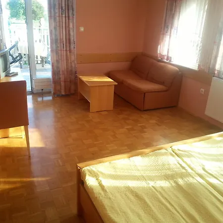 Oda ve Kahvaltı Zeleni Kakadu 3*